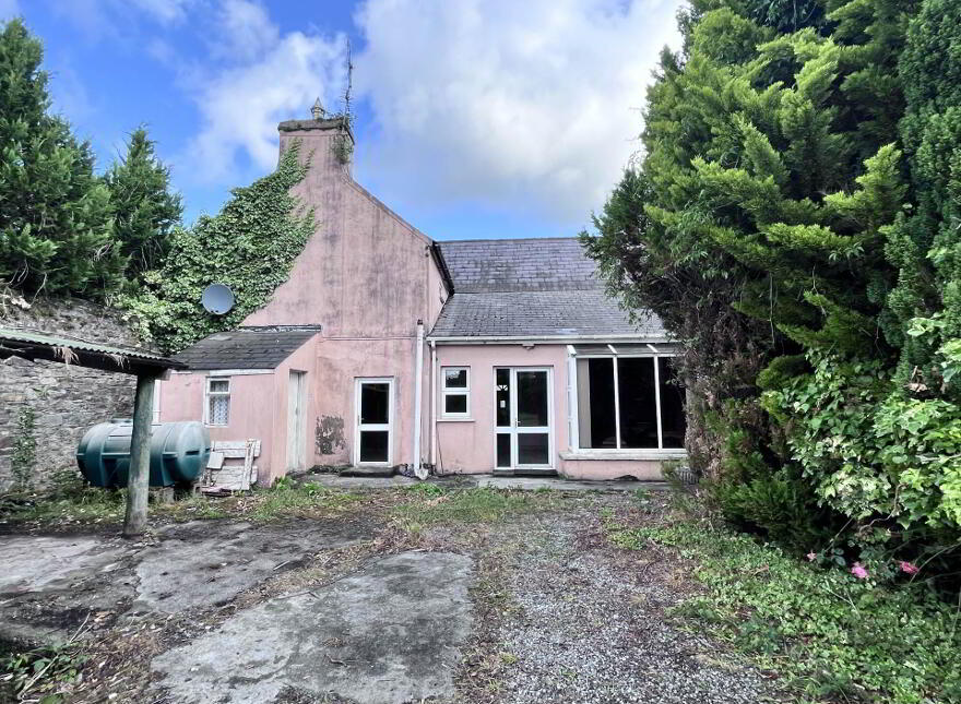 Main St, Enniskeane, P47FT52