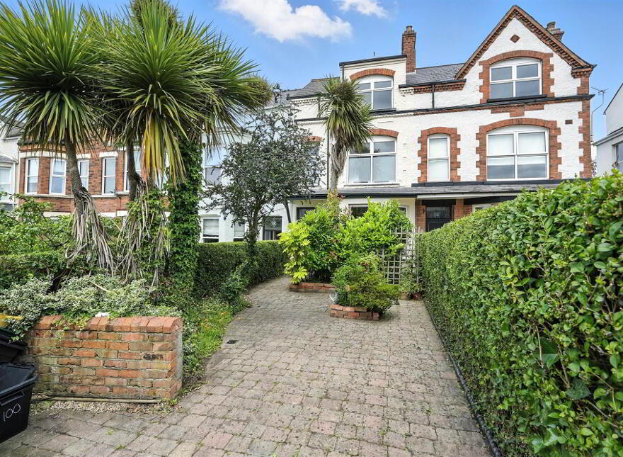 100 Upper Newtownards Road, Ballyhackamore, Belfast, BT4 3EN photo