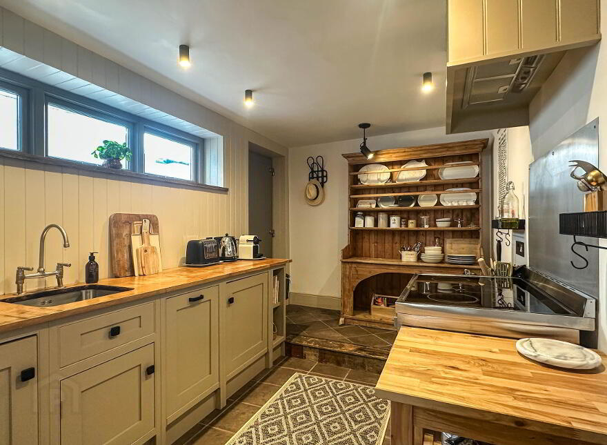 87 Main Street, Portrush, BT56 8DA