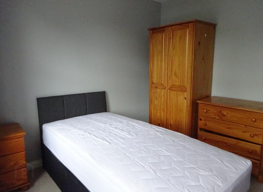 9 St Johns Square, Belfast, BT7 3HS