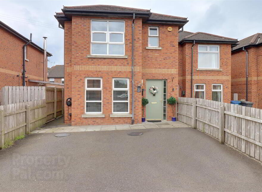 32 Balmoral Square, Bangor, BT19 7XL photo