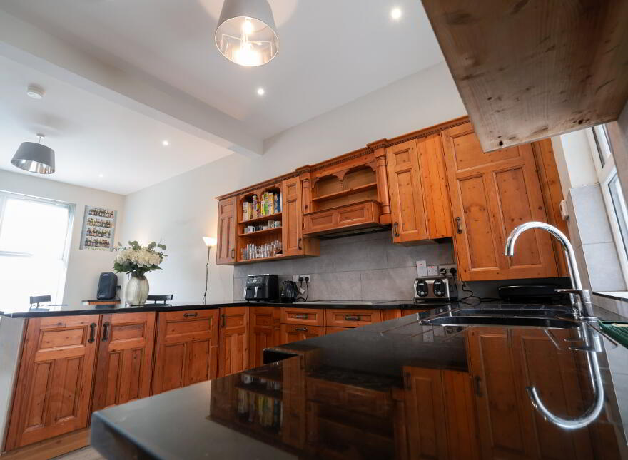 Serviced Accomodation, 16 Rugby Road, Queens Quarter, Belfast, BT7 1PS