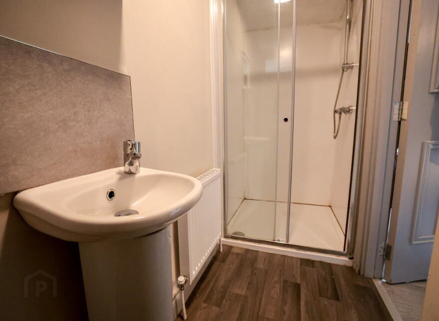 Serviced Accomodation, 16 Rugby Road, Queens Quarter, Belfast, BT7 1PS