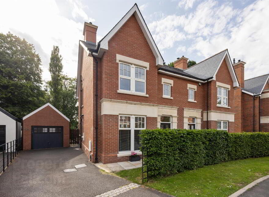 9 Haddo Woods, Belvoir Park, Belfast, BT8 8FS photo