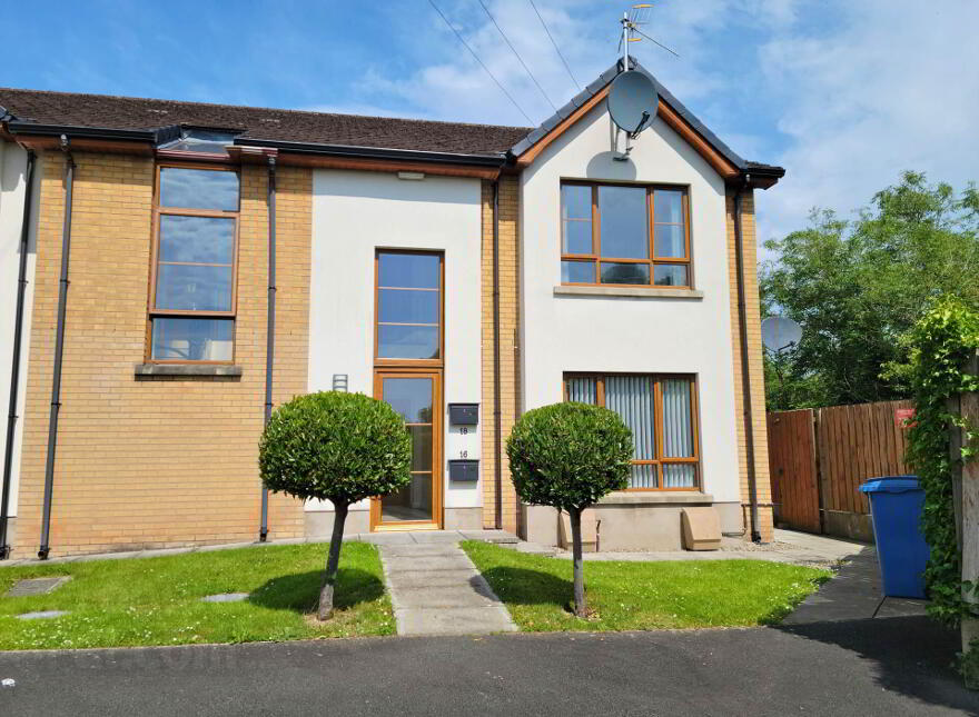16 Loran Glen, Larne, BT40 2UE photo