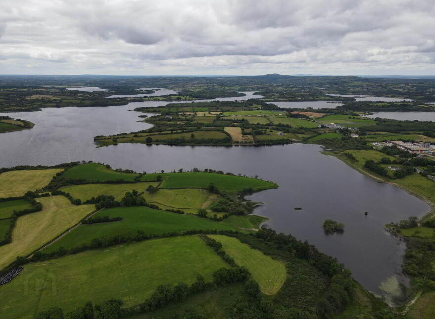 Site J Loch Eala, Gowna