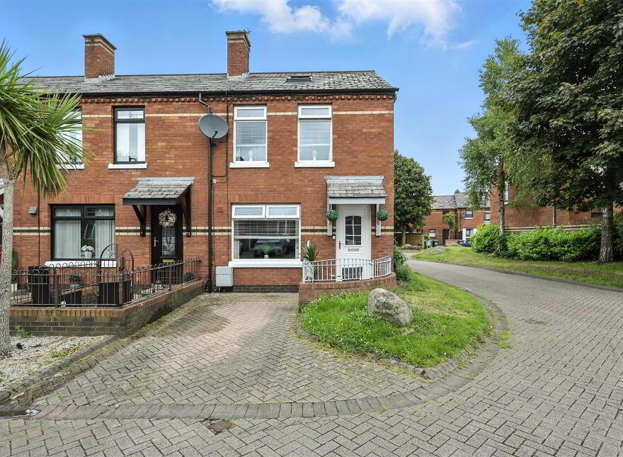 25 St. Georges Gardens, Belfast, BT12 5FJ photo