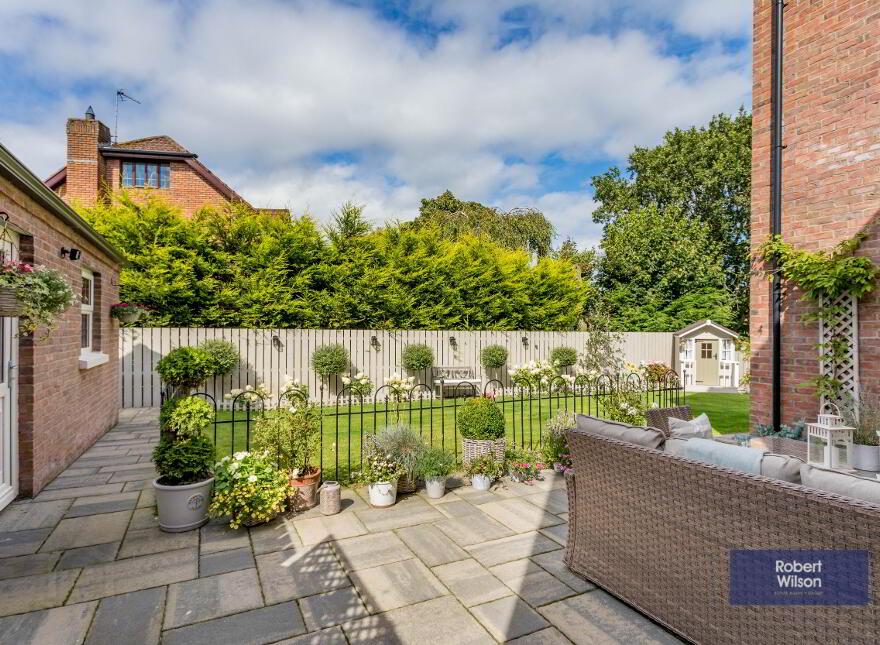 8 Belgravia Court, Royal Hillsborough, BT26 6TQ