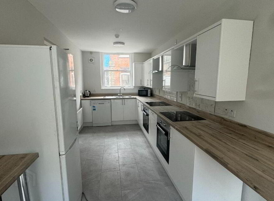 STUDENT ACCOMMODATION, 24 Chamberlain Street, Derry, BT48 6LR