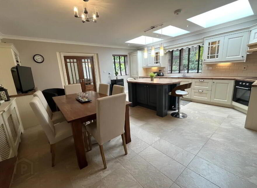 13 Meadow Park, Swinford, F12R972