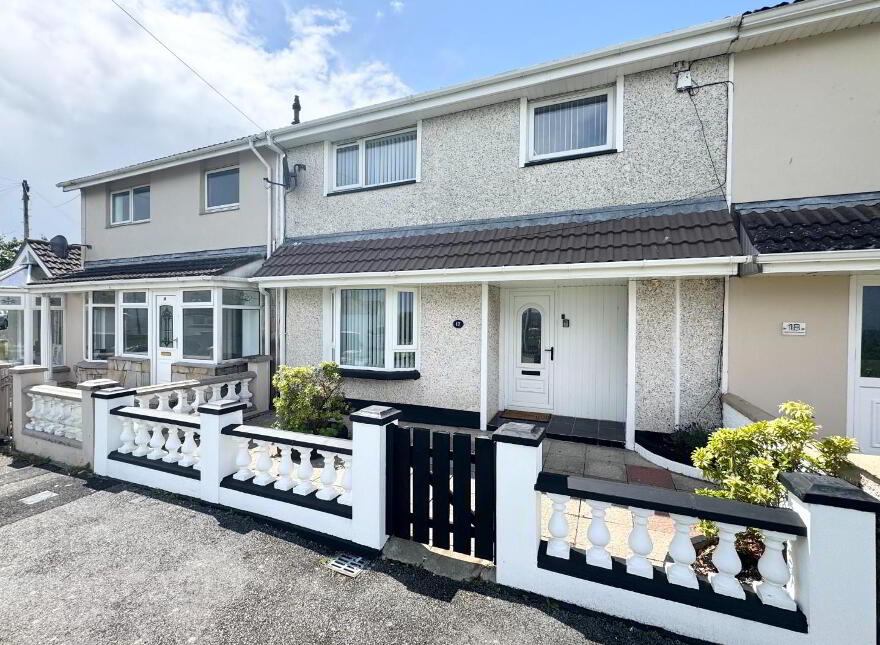17 Rathmore Crescent, Creggan, Derry, BT48 9RL photo