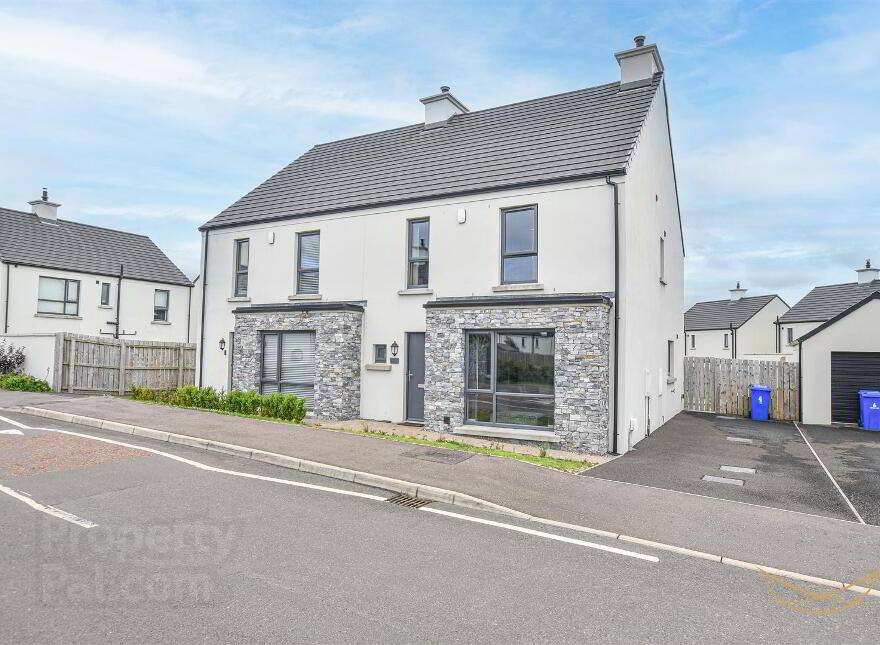 4 Oakwood Avenue, Antrim, BT41 2FT photo