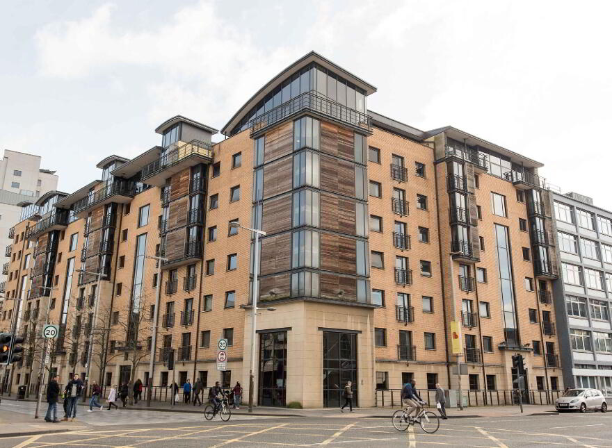 Apt 35, 17 Queens Square, Belfast, BT1 3FF photo