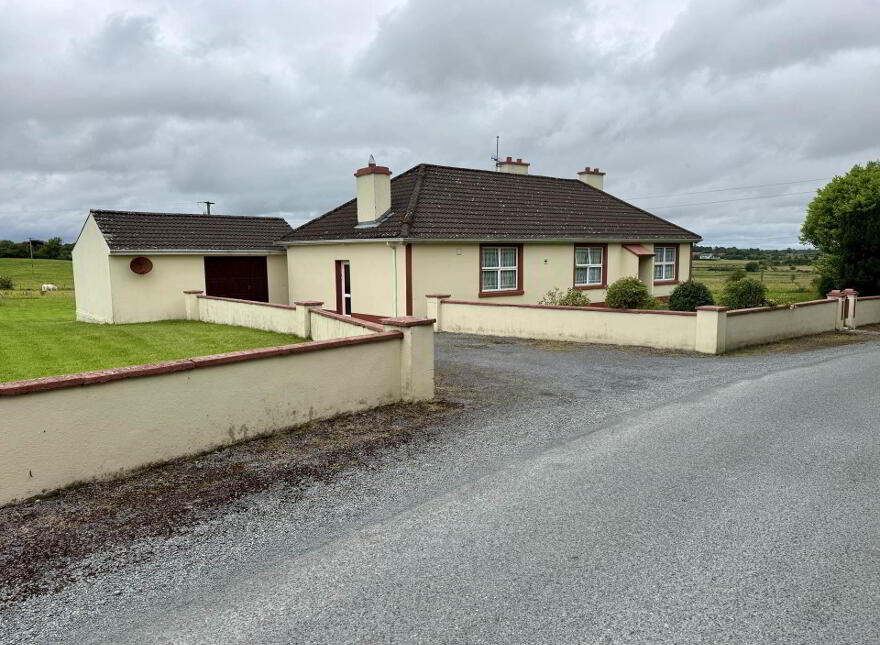 Moat, Ballyhaunis, F35XT97 photo