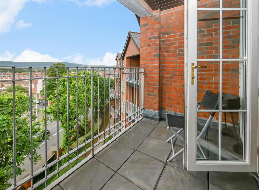 Apt 30, 4 Bell Towers South, Ravenhill / Ormeau, Belfast, BT6 0GR