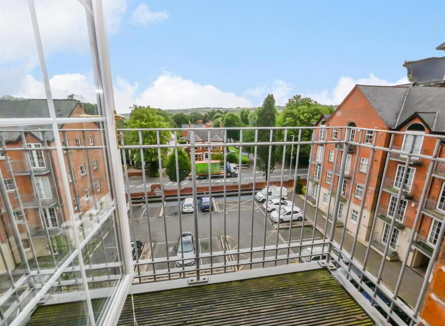 Apt 30, 4 Bell Towers South, Ravenhill / Ormeau, Belfast, BT6 0GR