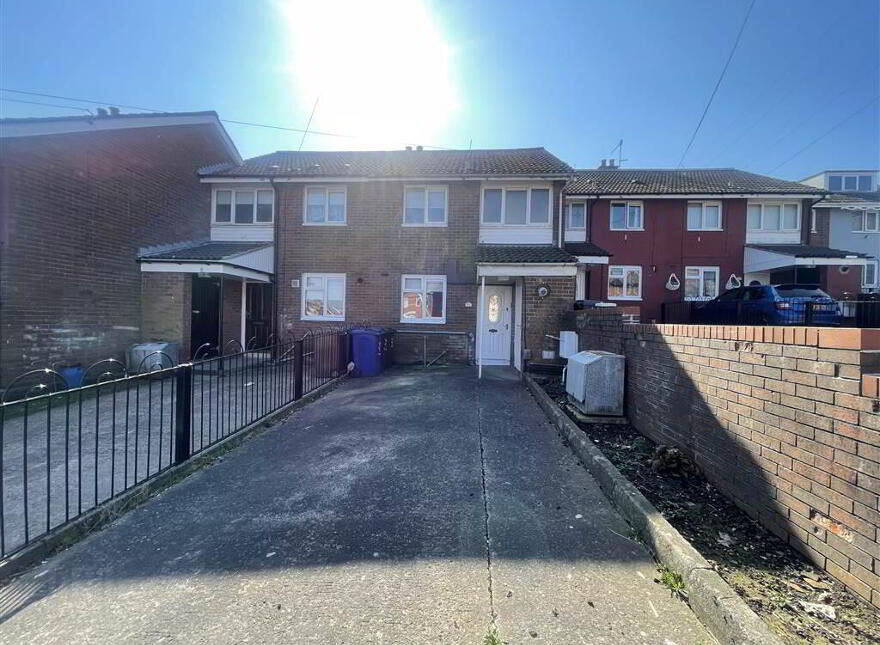 32 Moyard Parade, Belfast, BT12 7HG photo