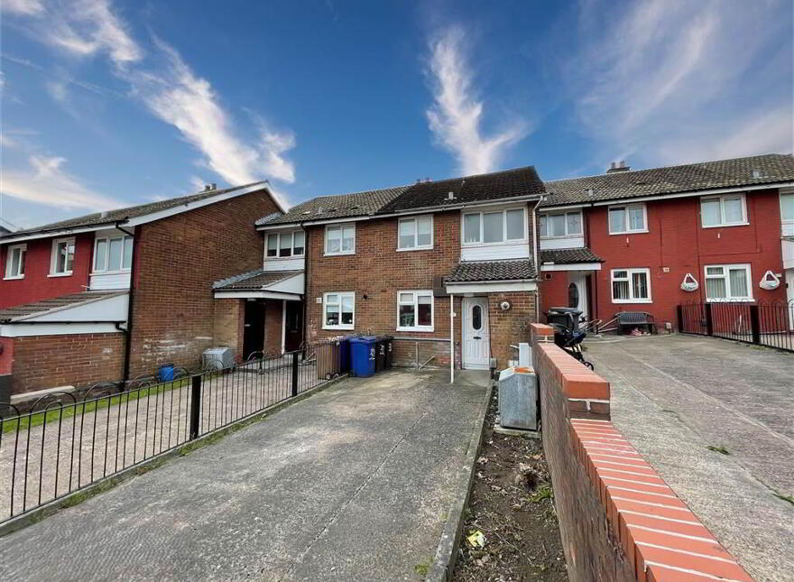 32 Moyard Parade, Belfast, BT12 7HG photo