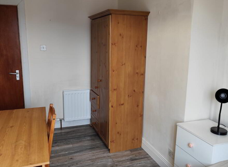 One Double Bedroom Available, 5 Magdala Street, Belfast, BT7 1PU