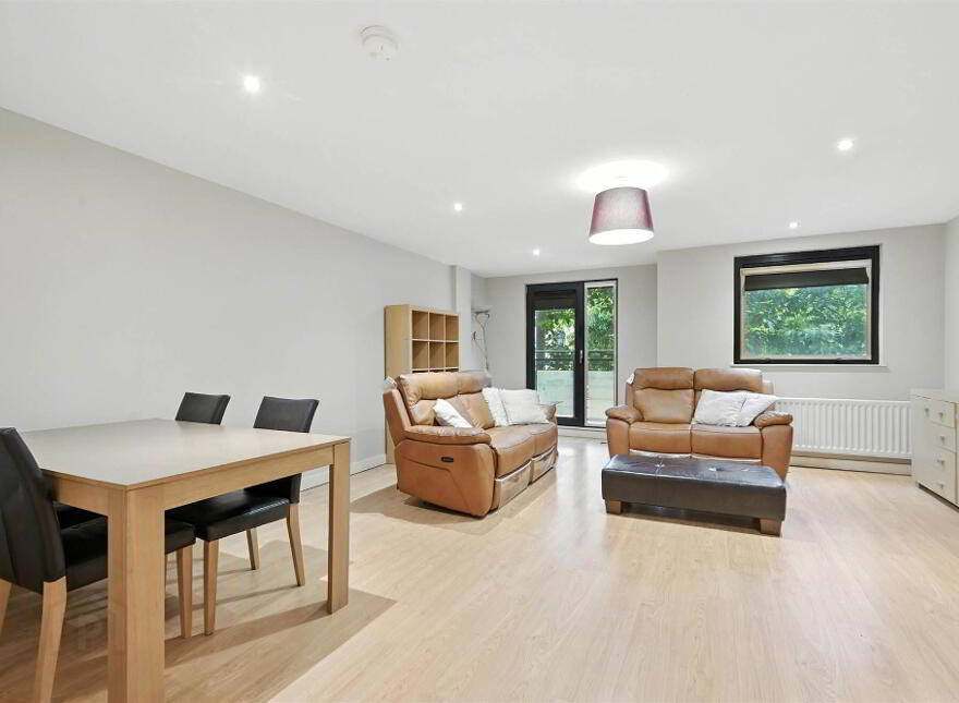 38 Queens Square, Belfast, BT1 3FF