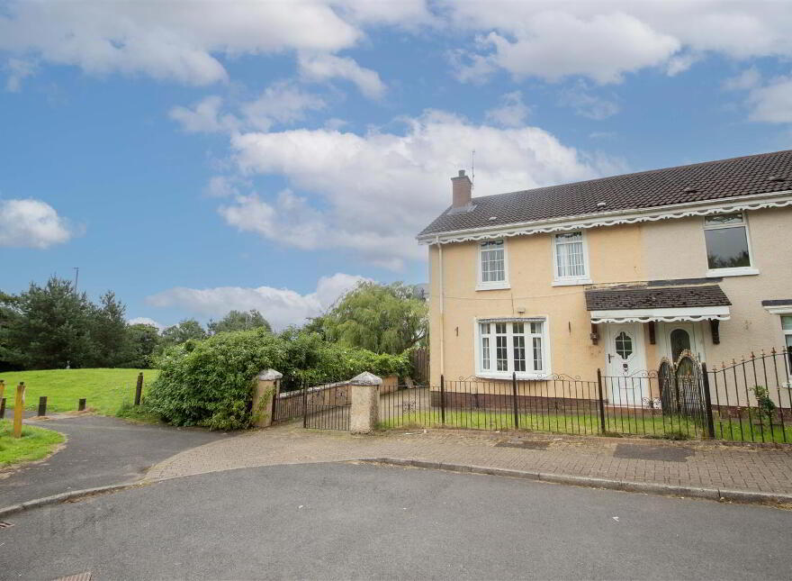 2 Ardcaoin Avenue, Poleglass, Dunmurry, Belfast, BT17 0UN photo