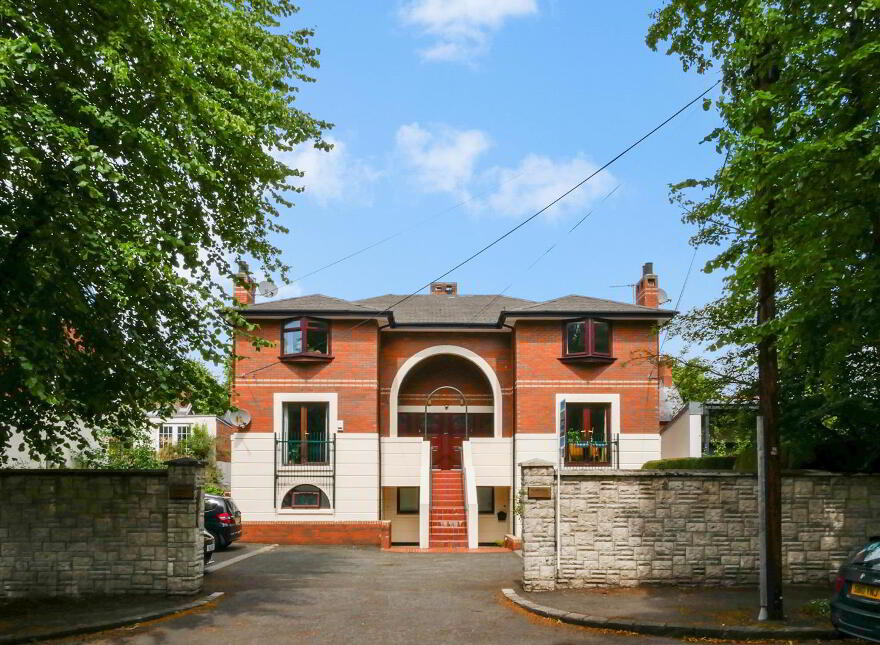 Apt 3, 82a South Parade, Ravenhill / Ormeau, Belfast, BT7 2GQ photo