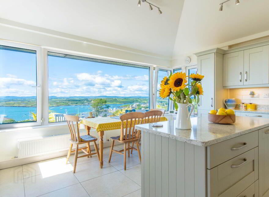 Laguna, Cove Hill, Baltimore, P81K540