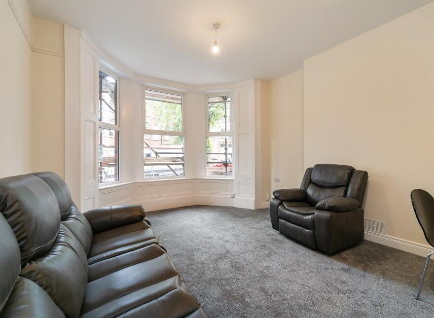 Apt 1, 112 Eglantine Avenue, Belfast, BT9 6EU photo