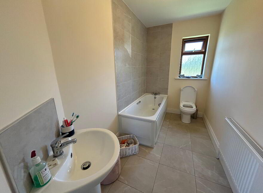 32 Cois Na Habháinn, Mullinahone, Thurles, E41Y298