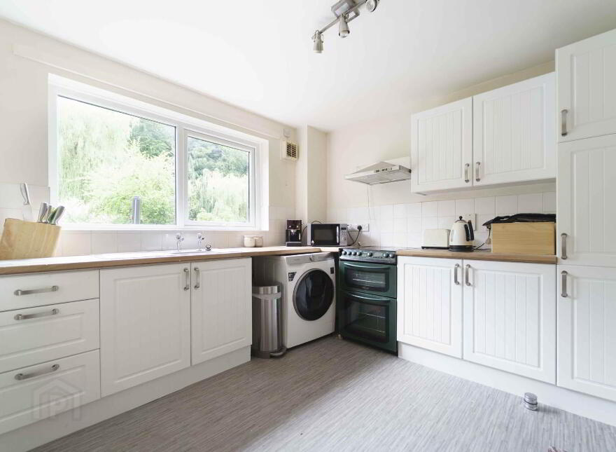 14 Glenmore Court, Lisburn, BT27 4BE