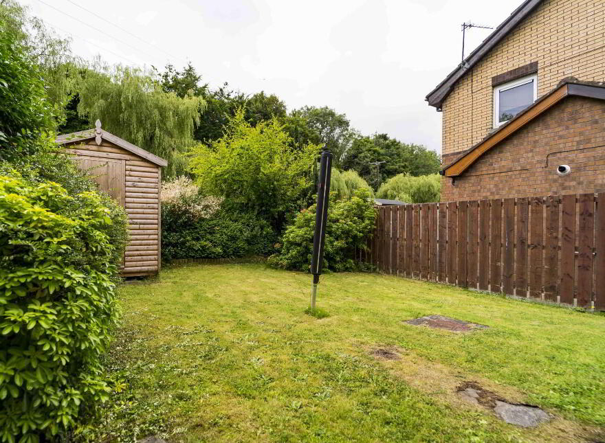 14 Glenmore Court, Lisburn, BT27 4BE
