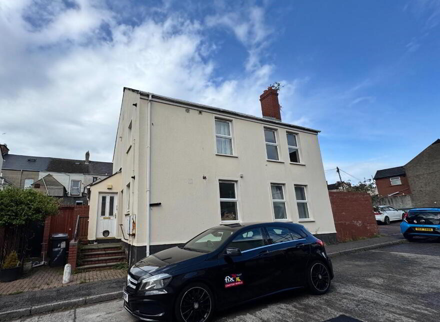 8 Dundela Court, Belfast, BT4 3BG photo