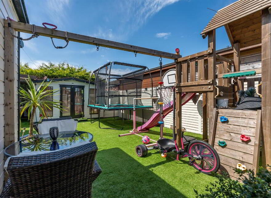 10 Cloverhill Court, Bangor, BT19 6QX