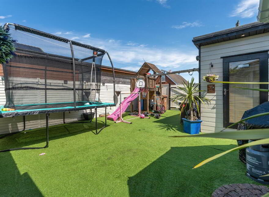10 Cloverhill Court, Bangor, BT19 6QX