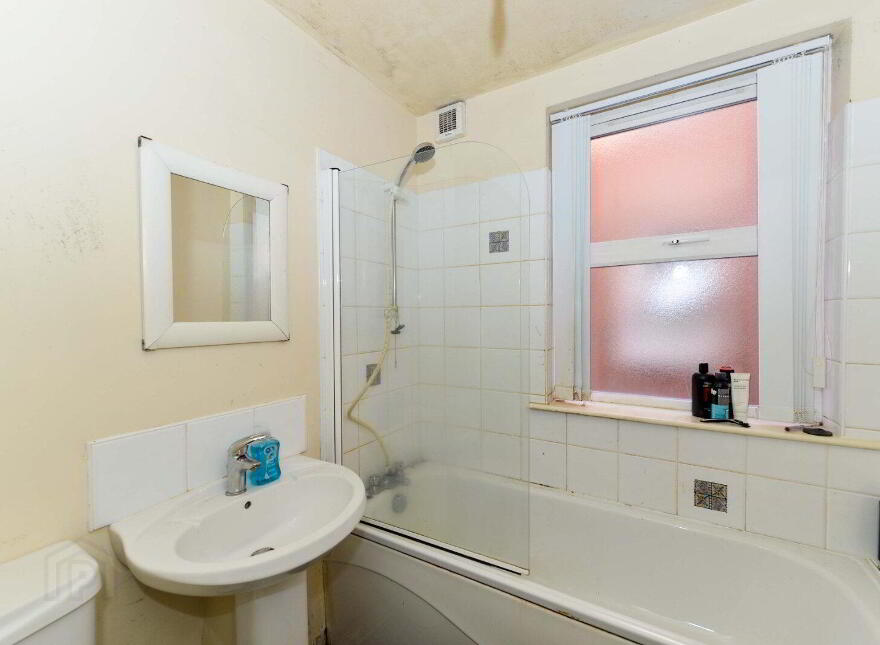 Flat 2, 97 Eglantine Avenue, Belfast, BT9 6EX