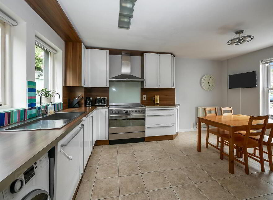 6 Bests Hill Court, Purdysburn Road, Belfast, BT8 7WA