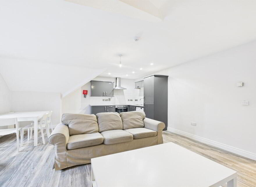 Apt 6, 12 Deramore Park, Belfast, BT9 5JT