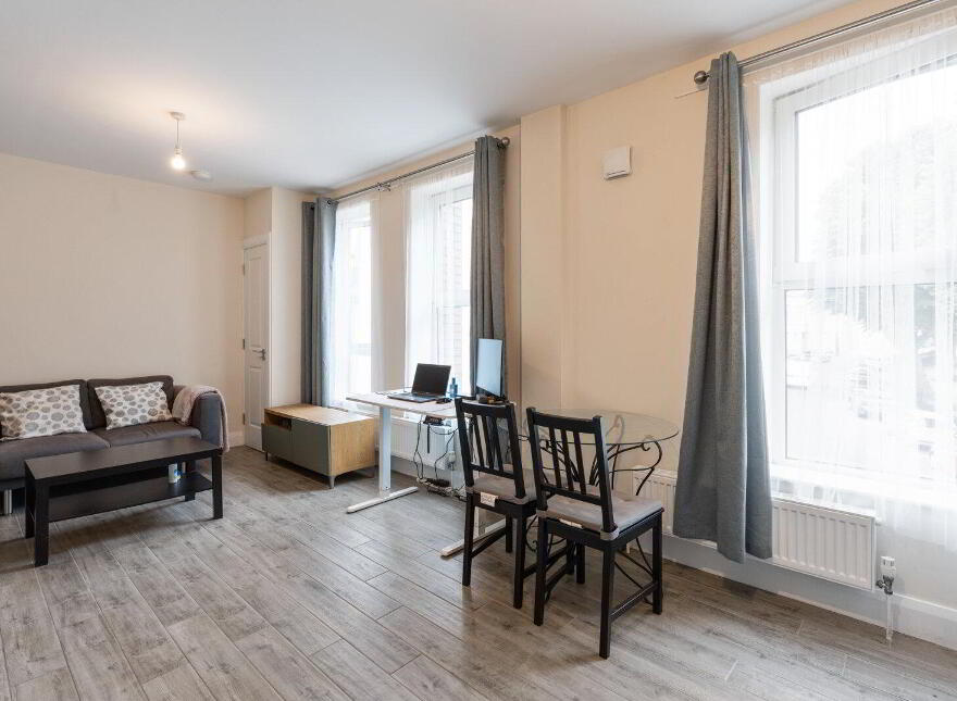 Flat 4, 6 Crescent Gardens, Belfast, BT7 1NS