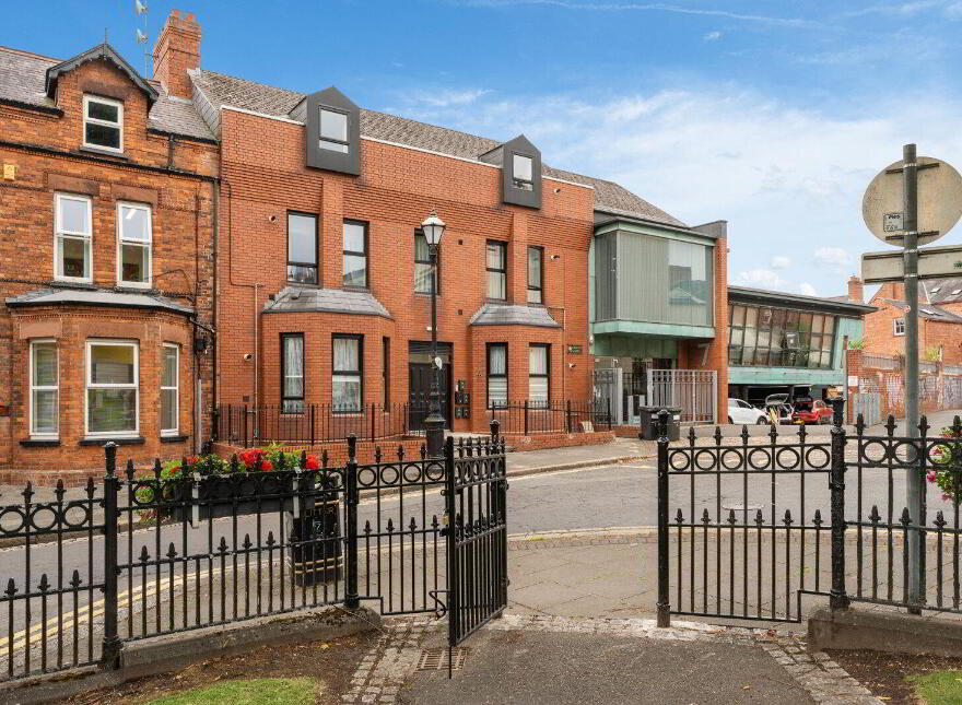 Flat 4, 6 Crescent Gardens, Belfast, BT7 1NS photo