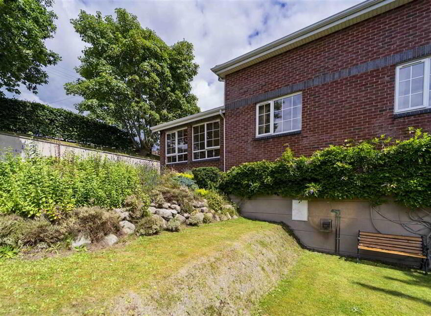 5 Rose Meadows, Lisburn, BT28 2FB