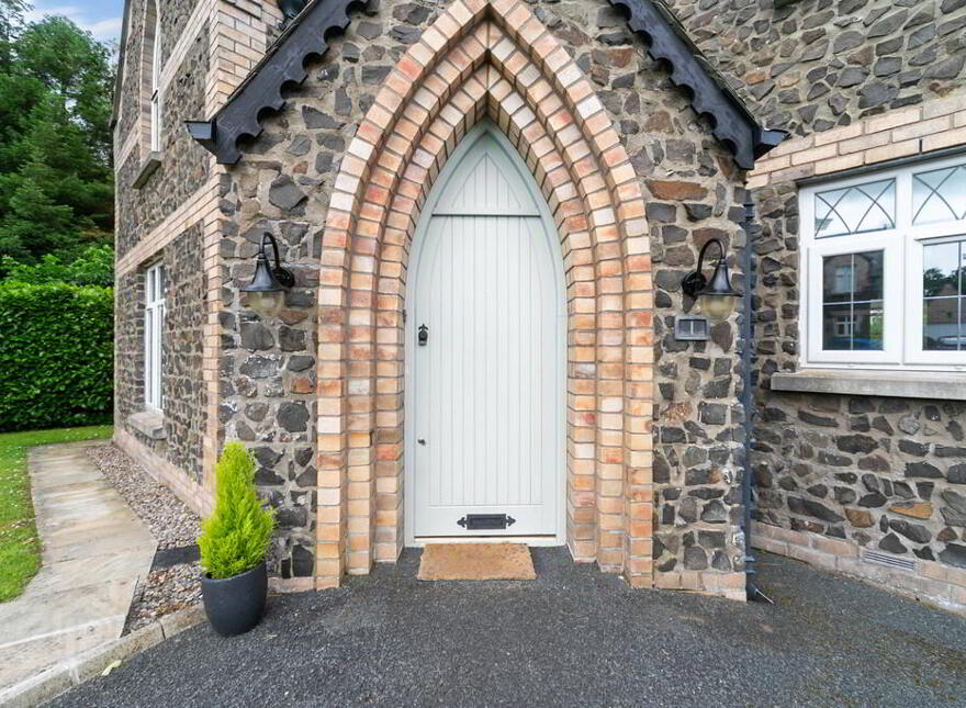 1 Governors Gate, Ballynahinch Road, Royal Hillsborough, BT26 6FE