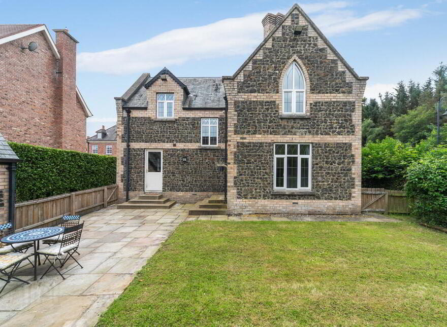 1 Governors Gate, Ballynahinch Road, Royal Hillsborough, BT26 6FE