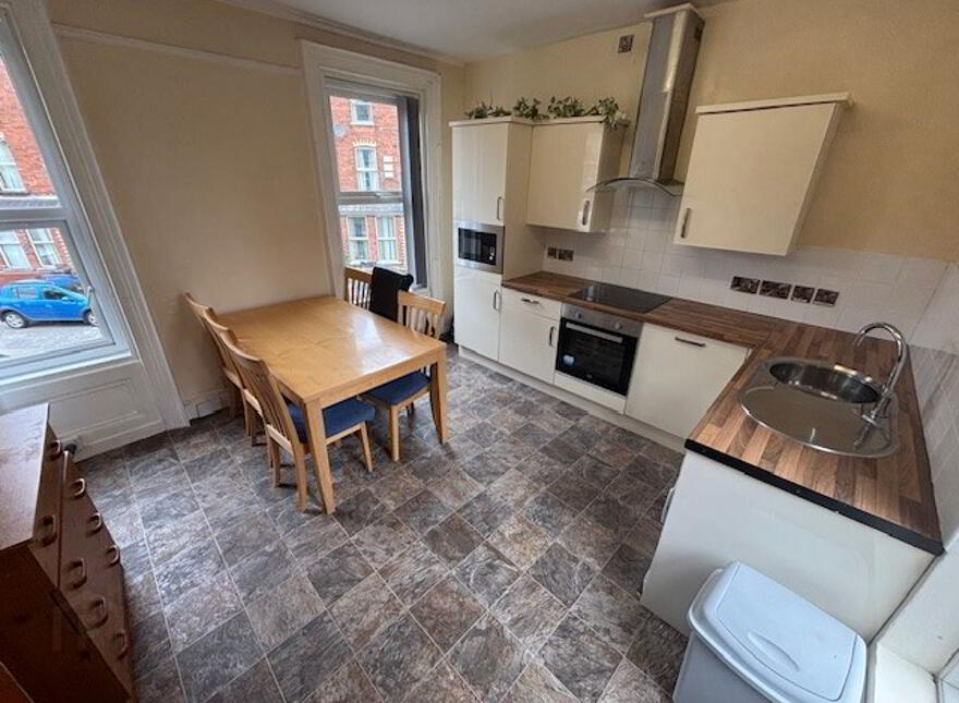 Great 6 Bedroom Apartment, 37 Cromwell Road, Botanic, Belfast, BT7 1JX