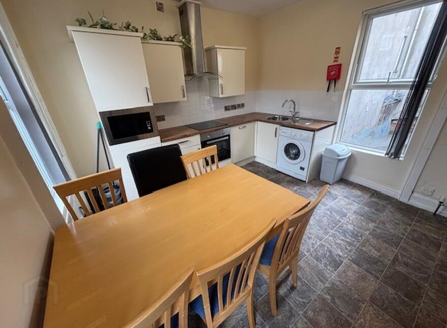 Great 6 Bedroom Apartment, 37 Cromwell Road, Botanic, Belfast, BT7 1JX