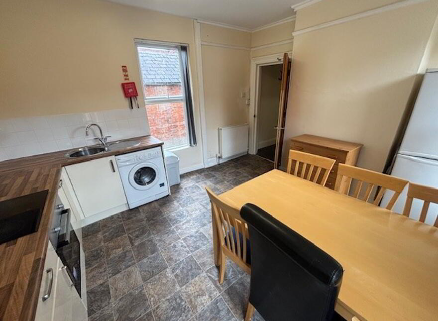 Great 6 Bedroom Apartment, 37 Cromwell Road, Botanic, Belfast, BT7 1JX
