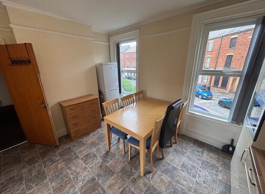 Great 6 Bedroom Apartment, 37 Cromwell Road, Botanic, Belfast, BT7 1JX