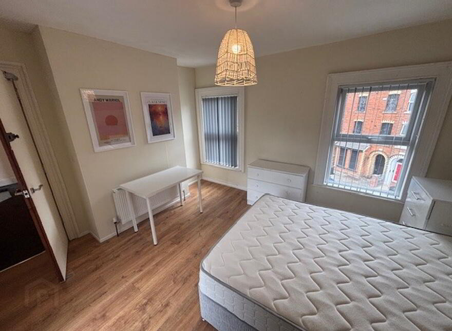 Great 6 Bedroom Apartment, 37 Cromwell Road, Botanic, Belfast, BT7 1JX