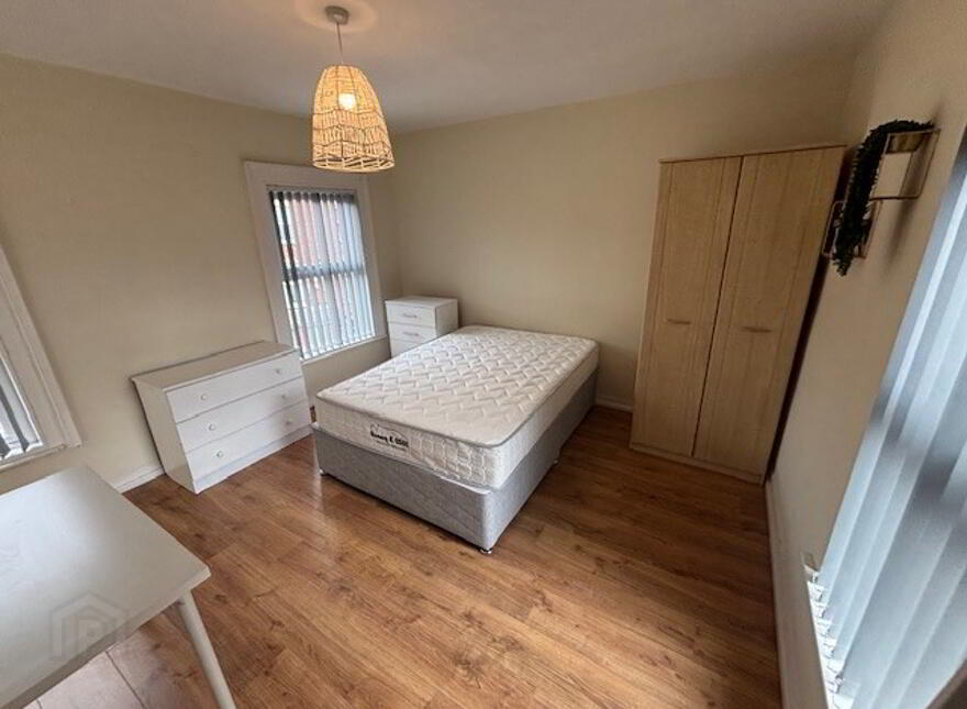 Great 6 Bedroom Apartment, 37 Cromwell Road, Botanic, Belfast, BT7 1JX