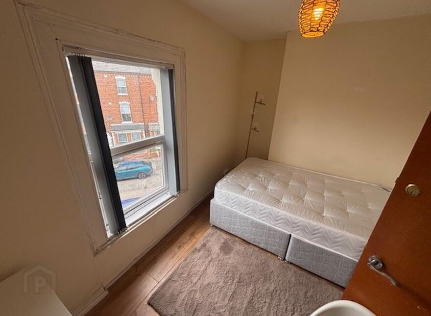 Great 6 Bedroom Apartment, 37 Cromwell Road, Botanic, Belfast, BT7 1JX