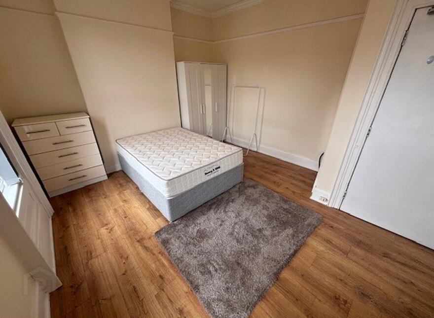 Great 6 Bedroom Apartment, 37 Cromwell Road, Botanic, Belfast, BT7 1JX